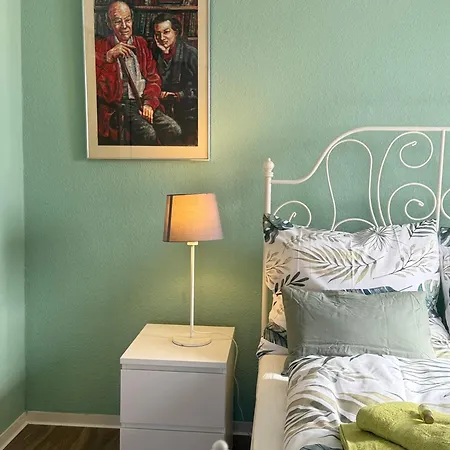 View - Wifi - Netflix - Airport Shuttle Homestay Dresden