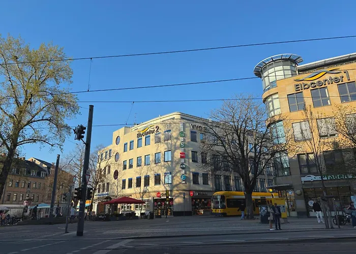 View - Wifi - Netflix - Airport Shuttle منزل للإقامة *